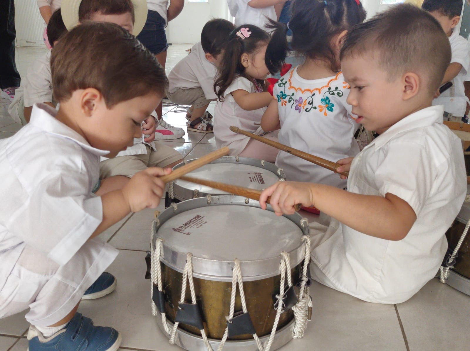 A través de actividades lúdicas niñas y niños del CAI 3, interactúan con instrumentos musicales