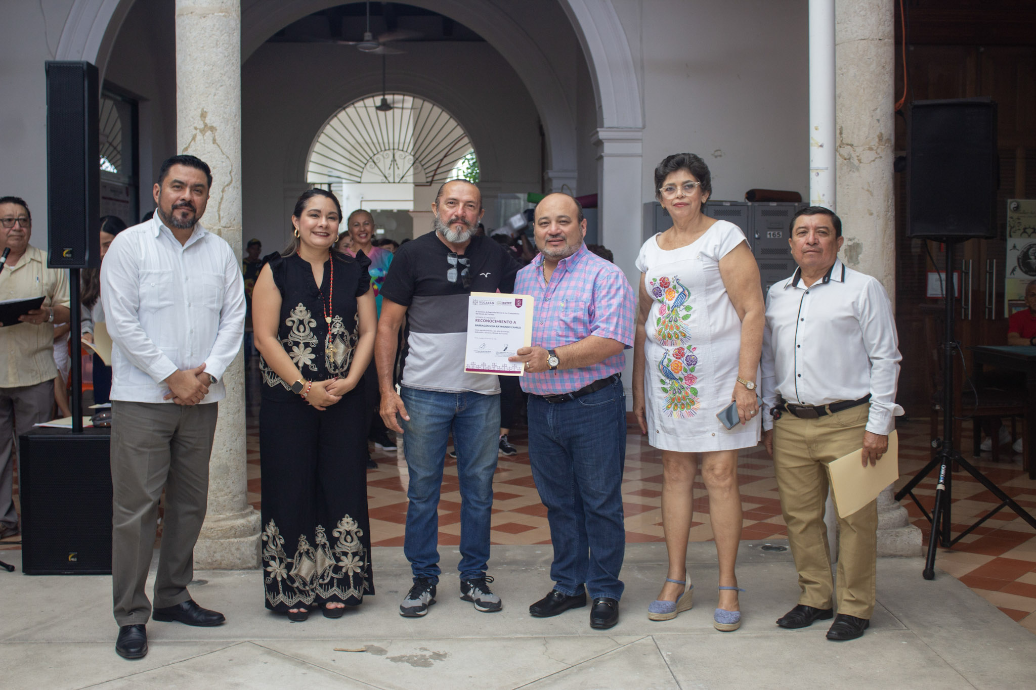 Reconociendo la trayectoria y servicio .